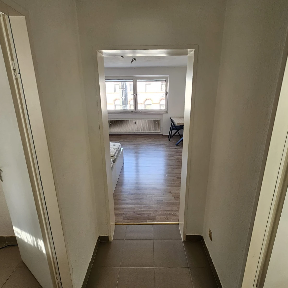 Flur mit Blick in ein helles Zimmer
